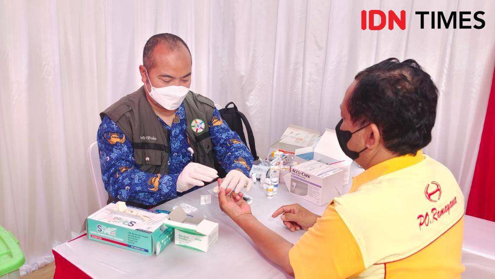 Dinas Kesehatan Kota Depok melakukan pengecekan pengemudi bus di Terminal jatijajar Kota Depok. (IDNTimes/Dicky)