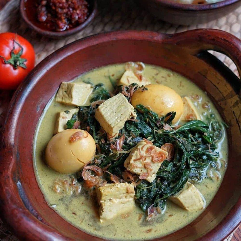 opor daun singkong (instagram.com/reseproemahan)