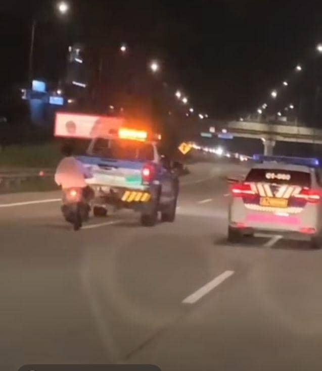 Petugas PJR kejar pengendara motot di Tol Depok