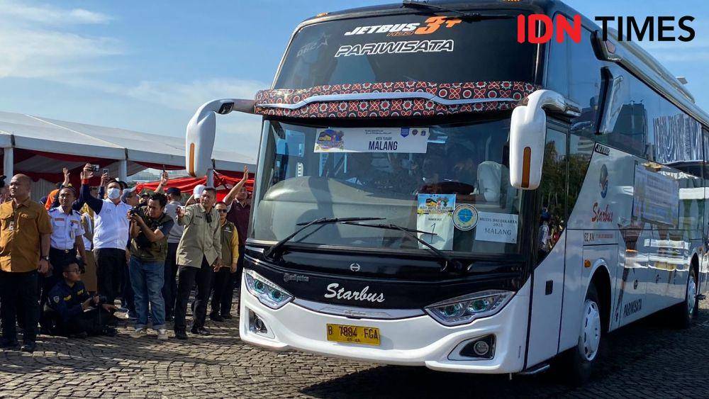 Pelepasan mudik gratis yang diselenggarakan oleh Pemprov DKI Jakarta, dari Monas menuju ke 19 kota tujuan kabupaten/kota di 6 provinsi di Indonesia pada momentum lebaran Idulfitri 2023. (IDN Times/Amir Faisol)