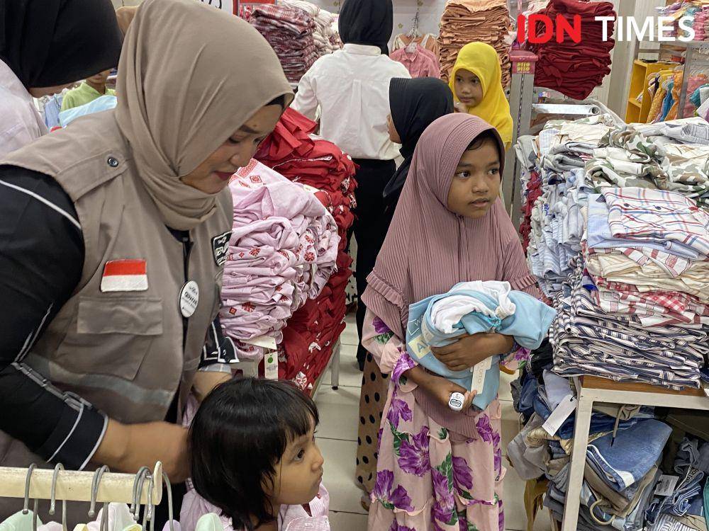 GIS ajak anak-anak yatim piatu untuk berbelanja baju lebaran (IDN Times/Indah Permata Sari)