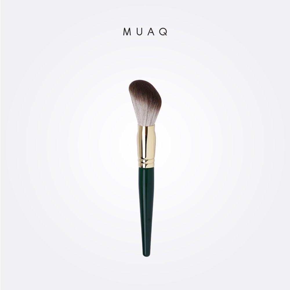 MUAQ Angled Powder Brush M324. (dok. Shopee/muaqbeauty)