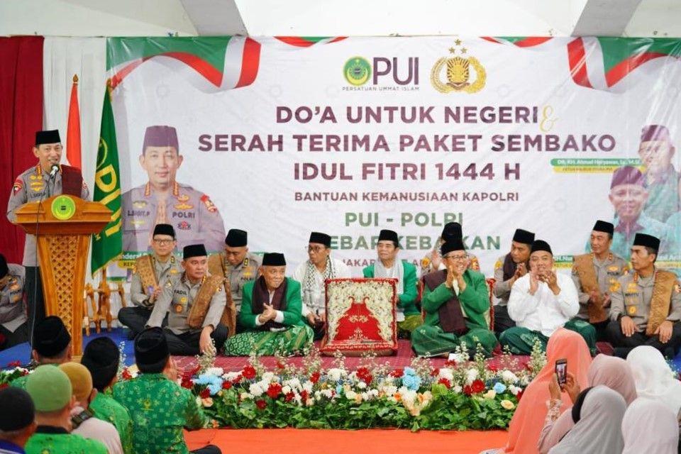 Kapolri Jendral Pol Listyo Sigit gandeng Persatuan Umat Islam (PUI) salurkan 15.000 sembako (dok. Humas Polri)