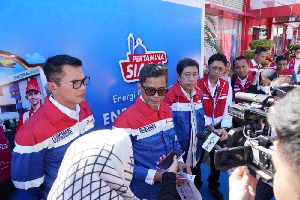 Wakil Komisaris Utama Pertamina Pahala Mansury meninjau langsung sarana dan fasilitas (sarfas) Integrated Terminal Palembang, ditemani Direktur Sumber Daya Manusia (SDM) PT Pertamina (Persero) Erry Sugiharto, Direktur Utama Pertamina Patra Niaga Alfian Nasution, Vice President HSSE Johan Kurniawan, Corporate Secretary Pertamina Patra Niaga Irto Ginting, dan Executive GM Patra Niaga Regional Sumbagsel, Zibali Hisbul Masih. (Dok. Pertamina)