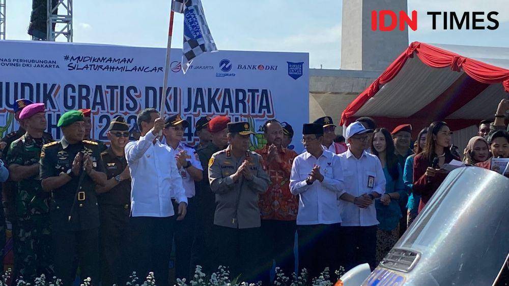 Pelepasan mudik gratis yang diselenggarakan oleh Pemprov DKI Jakarta, dari Monas menuju ke 19 kota tujuan kabupaten/kota di 6 provinsi di Indonesia pada momentum lebaran Idulfitri 2023. (IDN Times/Amir Faisol)