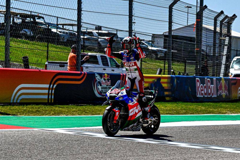 Alex Rins berselebrasi usai memenangkan main race GP Amerika 2023. (motogp.com)