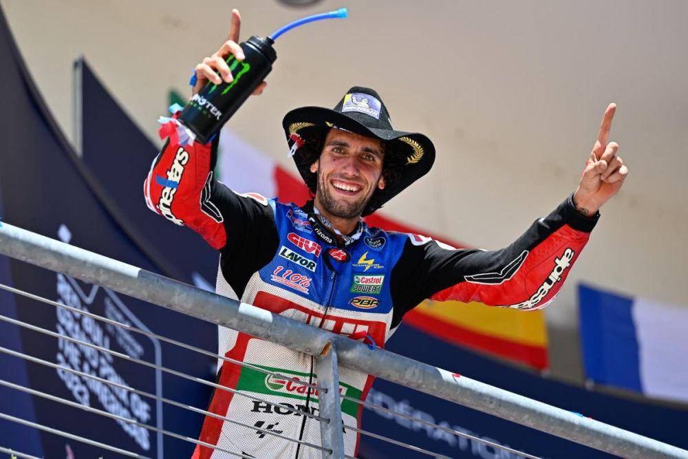 Alex Rins berselebrasi usai memenangkan main race GP Amerika 2023. (motogp.com)