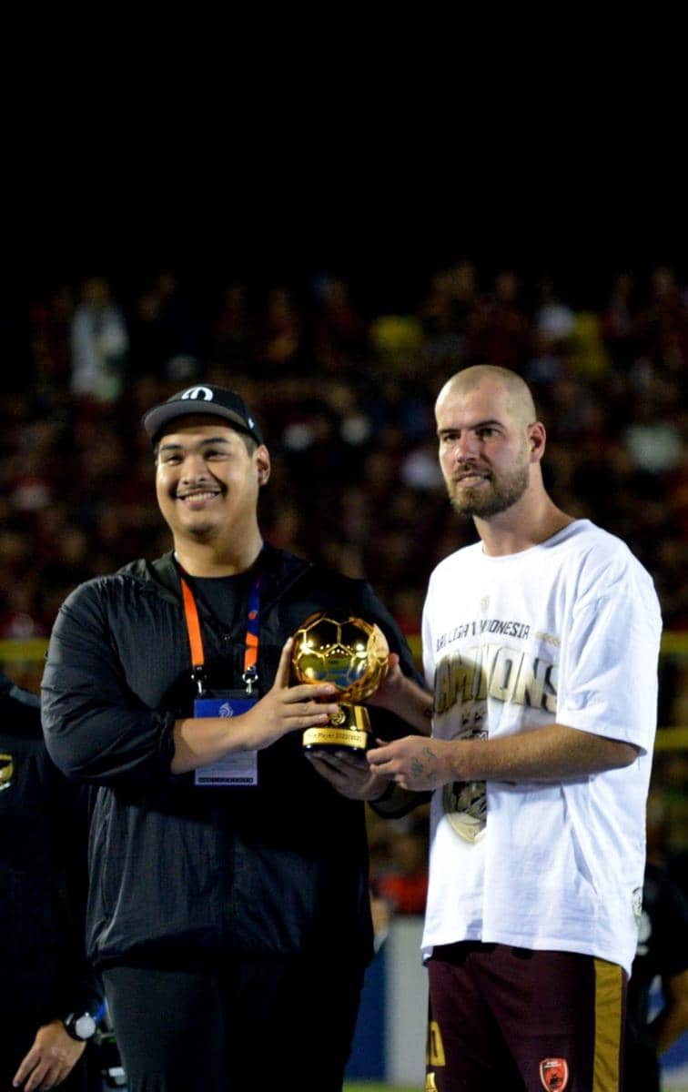 Menpora Dito Ariotedjo (kiri) menyerahkan trofi pemain terbaik BRI Liga 1 2022/2023 kepada pesepak bola PSM Makassar Wiljan Pluim (kanan) di Stadion Gelora BJ Habibie, Kabupaten Pare-Pare, Sulawesi Selatan, Minggu (16/4/2023). ANTARA FOTO/Abriawan Abhe/aww.