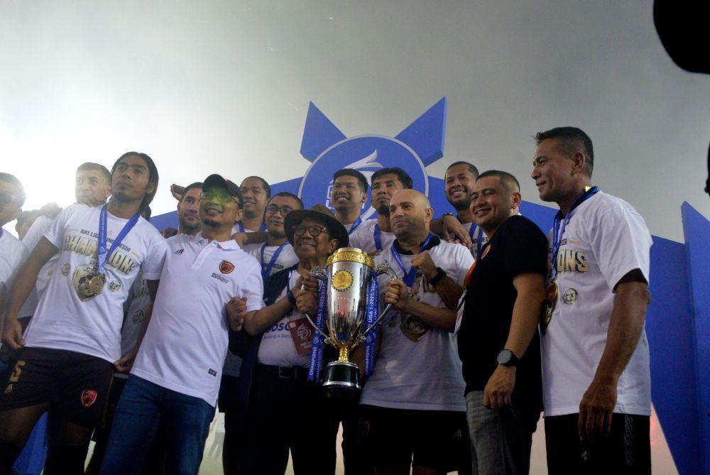 Pelatih PSM Makassar Bernardo Tavares bersama official PSM Makassar mengangkat trofi juara BRI Liga 1 di Stadion Gelora BJ Habibie, Kabupaten Pare-Pare, Sulawesi Selatan, Minggu (16/4/2023). ANTARA FOTO/Abriawan Abhe/YU