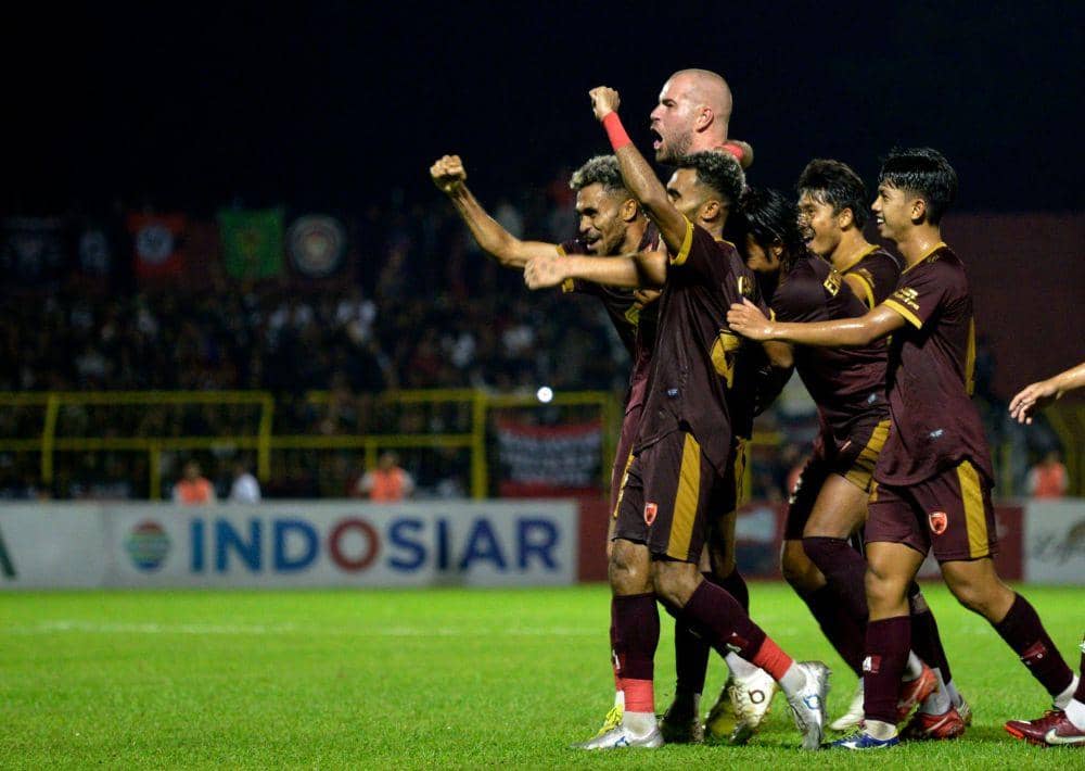 Sejumlah pesepak bola PSM Makassar melakukan selebrasi usai mengalahkan Borneo FC pada laga BRI Liga 1 di Stadion Gelora BJ Habibie, Kabupaten Pare-Pare, Sulawesi Selatan, Minggu (16/4/2023). ANTARA FOTO/Abriawan Abhe/YU