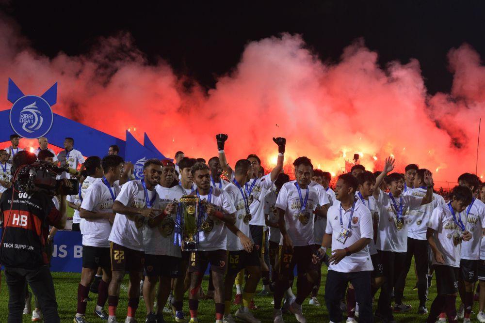 Sejumlah pesepak bola PSM Makassar mengangkat tropi juara BRI Liga 1 di Stadion Gelora BJ Habibie, Kabupaten Pare-Pare, Sulawesi Selatan, Minggu (16/4/2023). PSM Makassar berhasil keluar sebagai juara BRI Liga 1 2022/2023. (ANTARA FOTO/Abriawan Abhe)