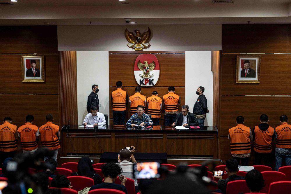 Wakil Ketua KPK Johanis Tanak (tengah) memberikan keterangan pers kasus dugaan korupsi Ditjen Perkeretaapian Kementerian Perhubungan di Gedung KPK, Jakarta, Kamis (13/4/2023). (ANTARA FOTO/Aprillio Akbar)