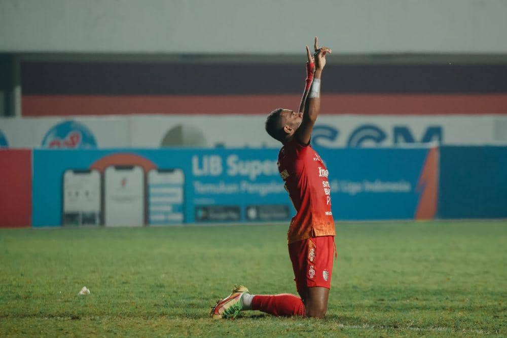 Yabes Roni saat melakukan selebrasi. (Baliutd.com)