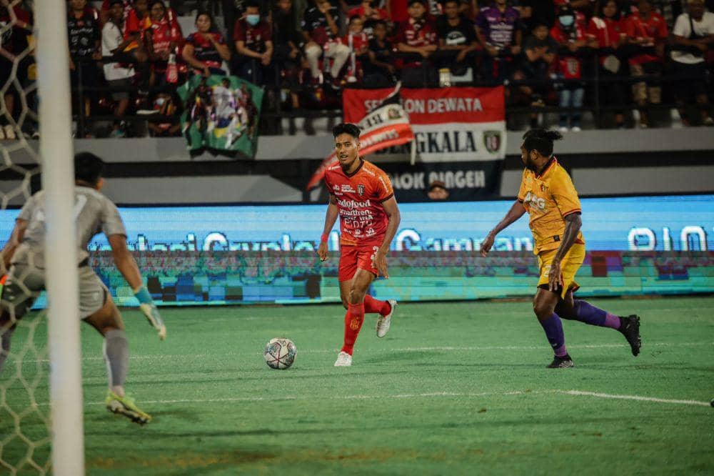 Andhika Wijaya saat melakukan serangan. (Baliutd.com)