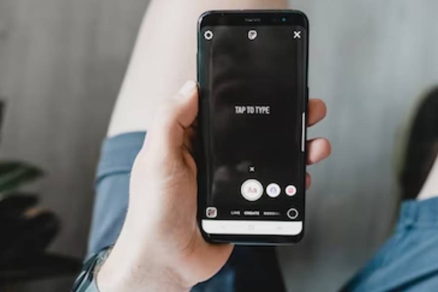 ilustrasi memblokir akun bot yang melihat Instagram Story (unsplash.com/Georgia de Lot)