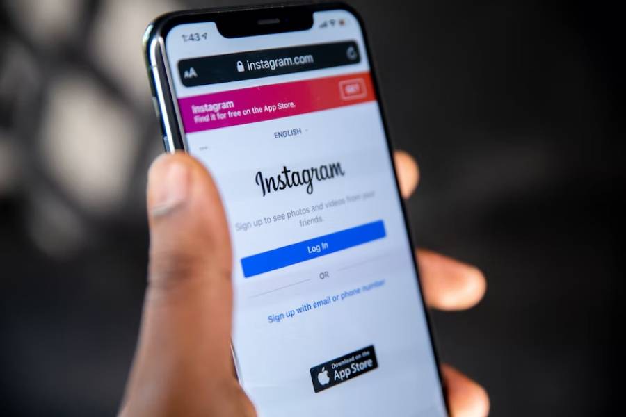 ilustrasi masuk ke akun di Instagram (unsplash.com/Solen Feyissa)