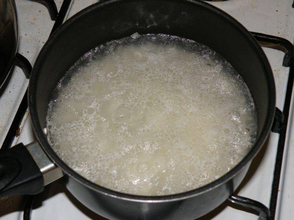 ilustrasi memasak nasi dengan panci (wikimedia.org/gran)