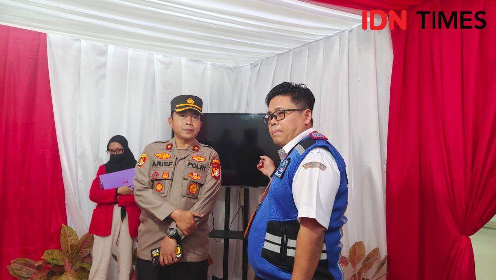 Kepala UPT Terminal Jatijajar, Asri Immanuel Sinuraya saat ditemui di Terminal Jatijajar, Kota Depok. (IDNTimes/Dicky)