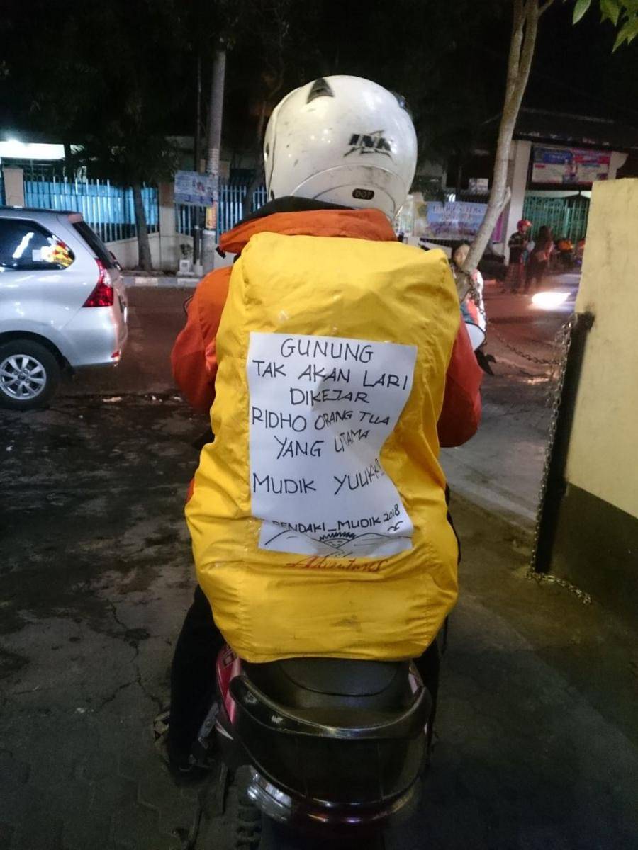 tulisan kocak pemudik motor (twitter.com/FajarHusain2)