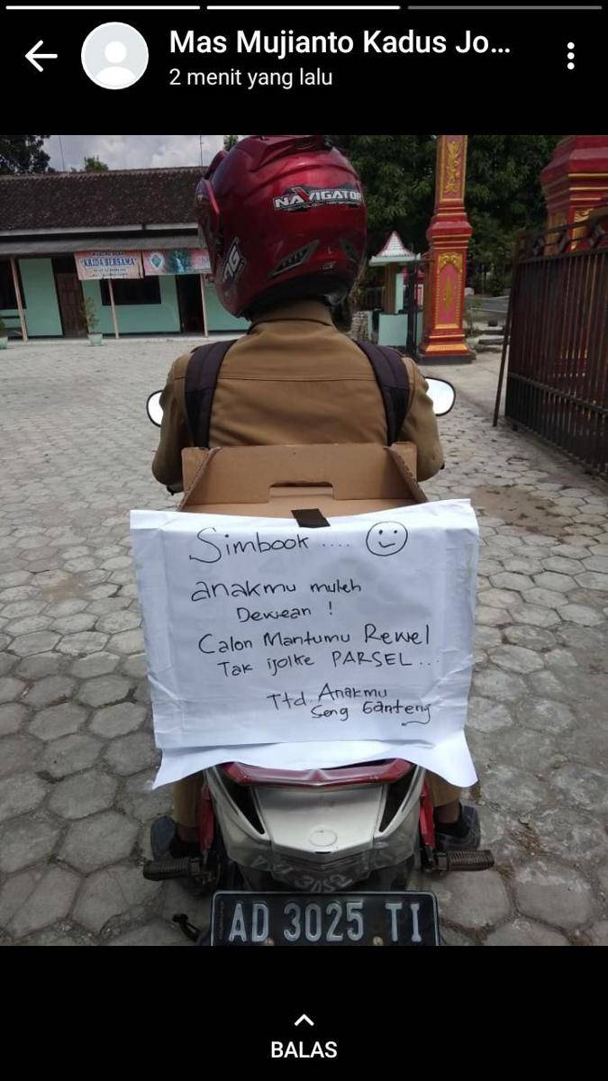 tulisan kocak pemudik motor (twitter.com/DesaGedawung)