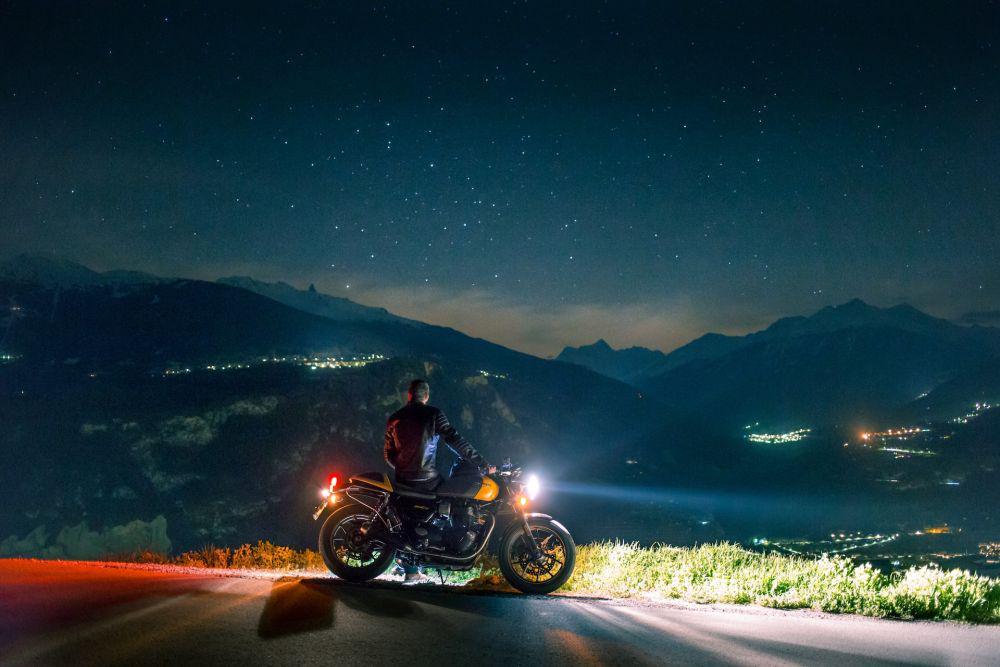 ilustrasi istirahat di bahu jalan (Unsplash.com/Duncan Adler)