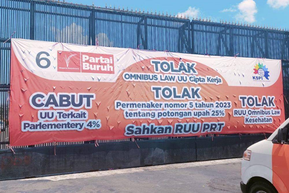 Partai Buruh dan organisasi serikat buruh menggelar aksi unjuk rasa di depan Gedung DPR RI, Senin, 17 April 2023 (dok. Partai Buruh)