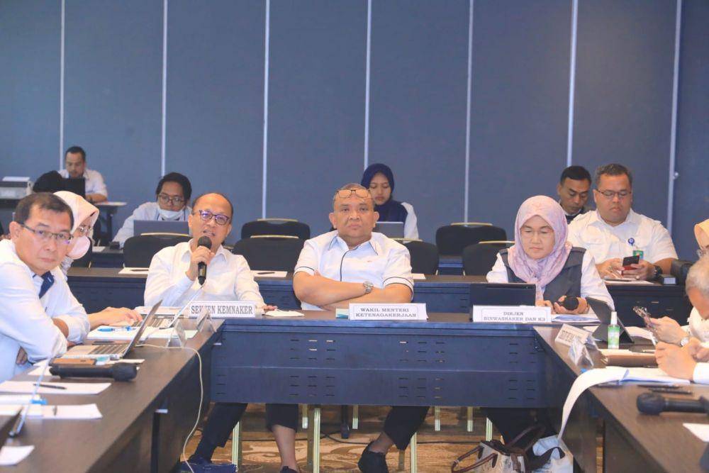 Rapat Panitia Antar Kementerian/Lembaga terkait RUU PPRT yang membahas mengenai daftar inventarisasi masalah (DIM). (Dok. Kemnaker)
