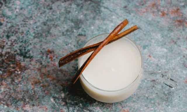 horchata dengan toping kayu manis (pexels.com/Charlotte May)