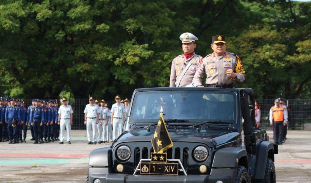 Kapolda Sulsel saat memimpin apel gelar pasukan Ops Ketupat Lipu 2023 di Makassar. (Istimewa)
