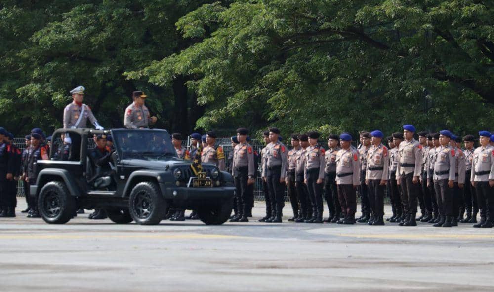 Personel TNI-Polri berjejer saat mengikuti apel gelar pasukan Ops Ketupat Lipu 2023 di Makassar. (Istimewa)