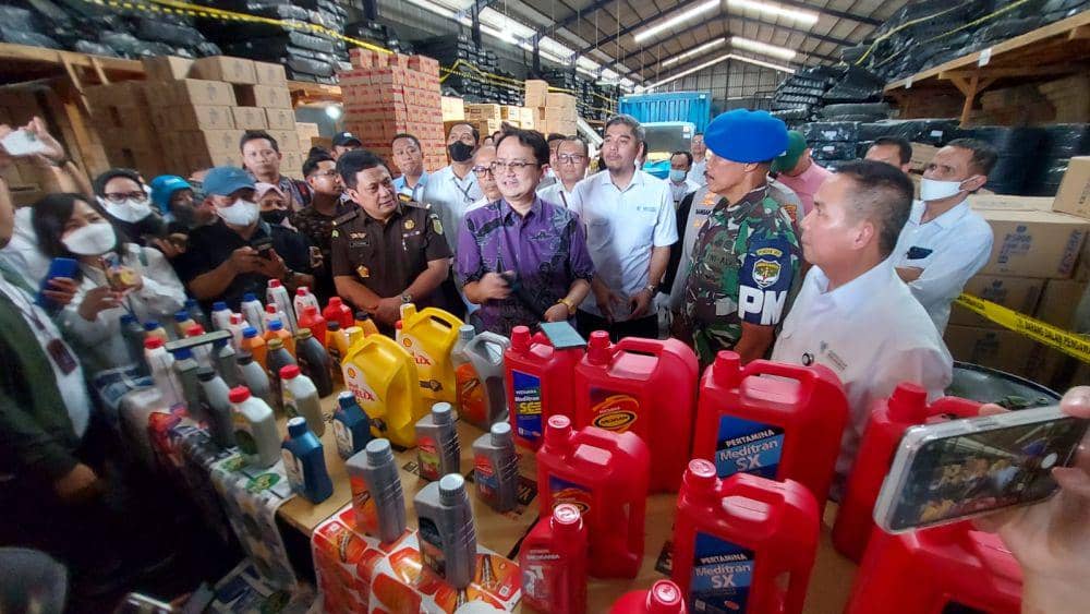Ribuan Botol Oli Palsu Disita dari Pabrik Pelumas di Tangerang