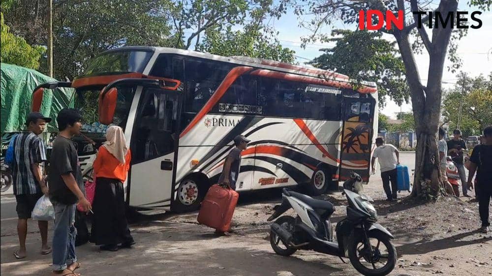 Ilustrasi masyarakat naik bus mudik lebaran di Termin Mandalika, Kota Mataram. (IDN Times/Muhammad Nasir)