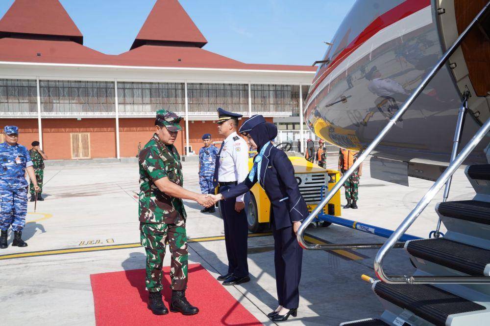 Panglima TNI, Laksamana Yudo Margono ketika menumpang Falcon 7X menuju ke Timika, Papua pada Senin, 17 April 2023. (Dokumentasi Mabes TNI)