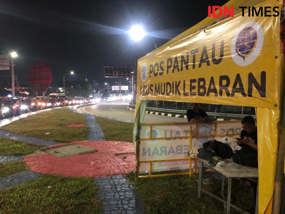 Pos pantau arus mudik lebaran yang berlokasi di depan gerbang Tol Marga Jaya. (IDN Times/Imam Faishal)