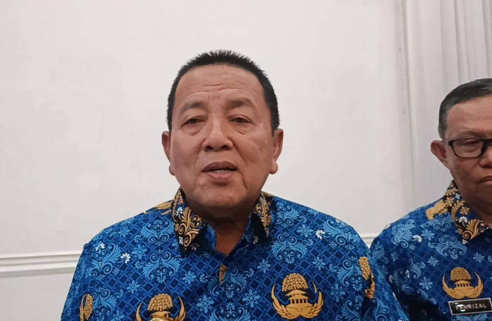 Gubernur Lampung, Arinal Djunaidi saat dimintai keterangan awak media, Kamis (17/4/2023). (IDN Times/Tama Yudha Wiguna).