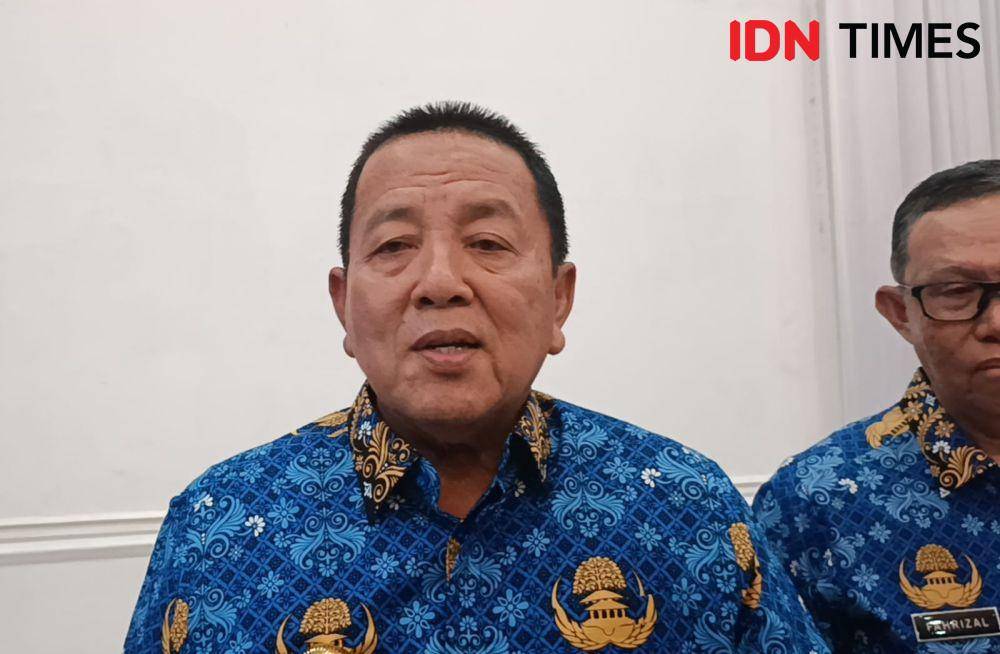 Gubernur Lampung, Arinal Djunaidi saat dimintai keterangan awak media, Kamis (17/4/2023). (IDN Times/Tama Yudha Wiguna).