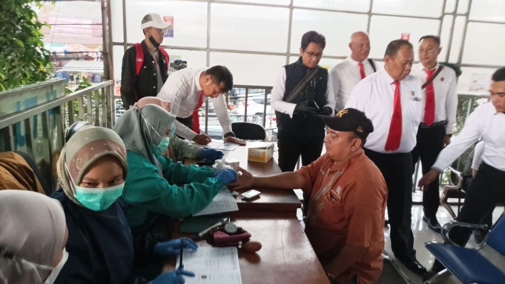 Aman Antar Pemudik, Puluhan Sopir Bus di Bandung Jalani Tes Urine