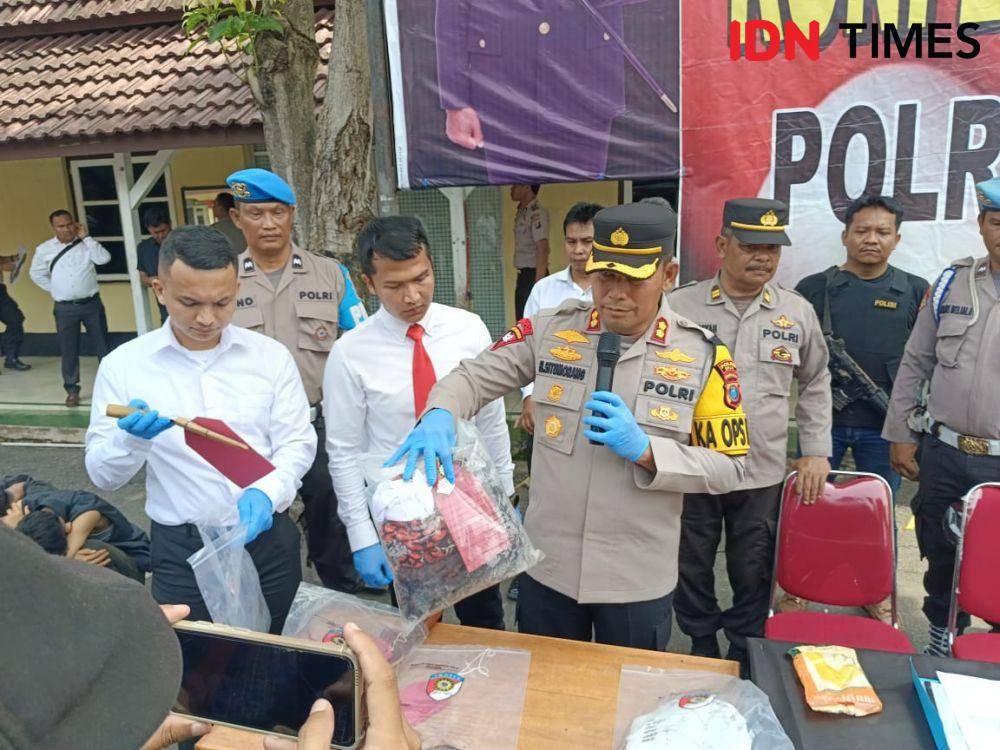 Kapolres Binjai AKBP Hendrick didampingi Kasat Reskrim AKP M Rian Permana, sesaat memaparkan dan menunjukan barang bukti pengungkapan kasus pembunuhan (IDN Times/ Bambang Suhandoko)