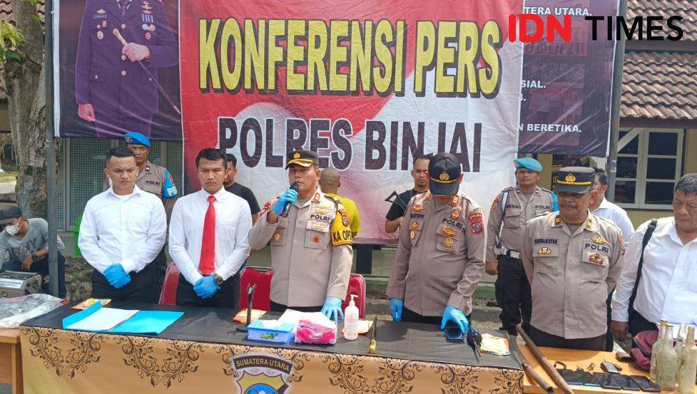 Kapolres Binjai AKBP Hendrick didampingi Kasat Reskrim AKP M Rian Permana, sesaat memaparkan pengungkapan kasus pembunuhan (IDN Times/ Bambang Suhandoko)