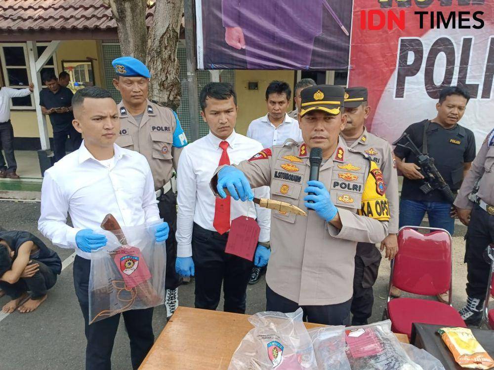 Kapolres Binjai AKBP Hendrick didampingi Kasat Reskrim AKP M Rian Permana, sesaat memaparkan dan menunjukan barang bukti pengungkapan kasus pembunuhan (IDN Times/ Bambang Suhandoko)