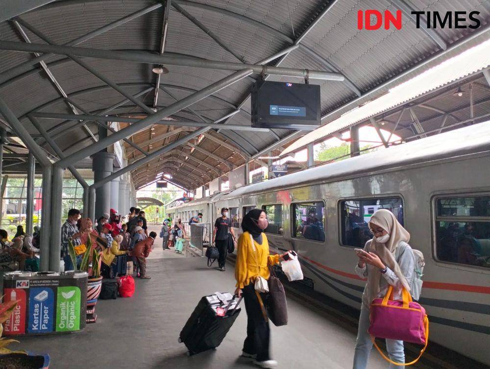 Suasana stasiun Gubeng Surabaya, Senin (17/4/2023).  
