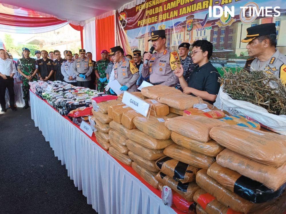 Ditresnarkoba Polda Lampung memusnahkan barang bukti pengungkapan kasus narkotika periode Januari-April 2023 di Lapangan Apel Mapolda Lampung, Senin (17/4/2023). (IDN Times/Tama Yudha Wiguna).