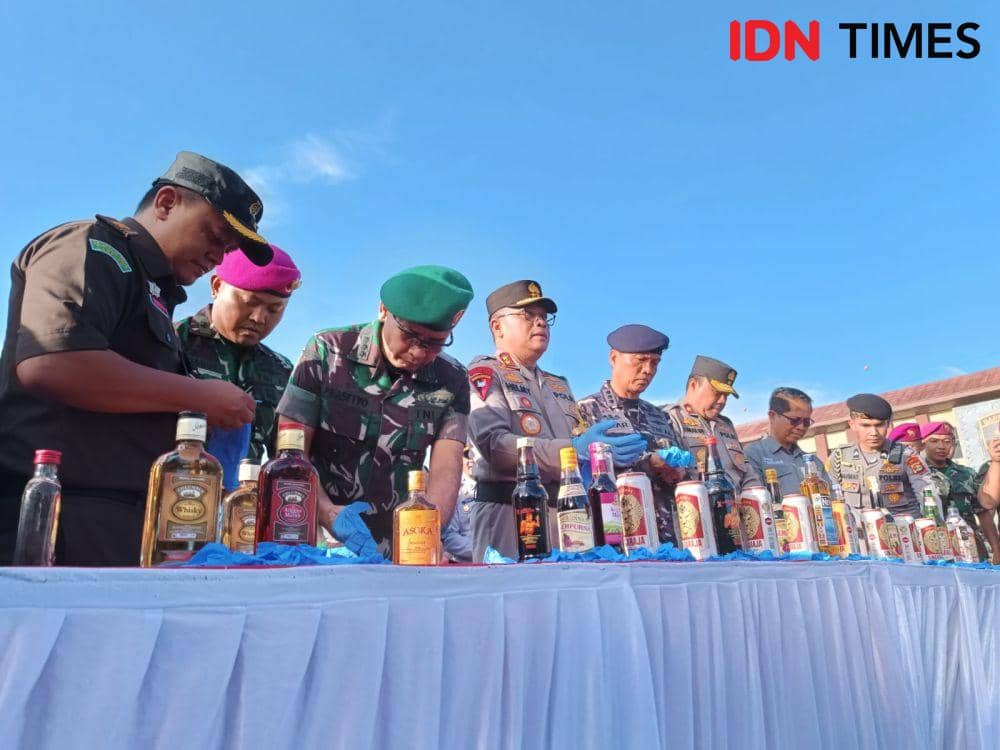 Ditresnarkoba Polda Lampung memusnahkan barang bukti pengungkapan kasus narkotika periode Januari-April 2023 di Lapangan Apel Mapolda Lampung, Senin (17/4/2023). (IDN Times/Tama Yudha Wiguna).