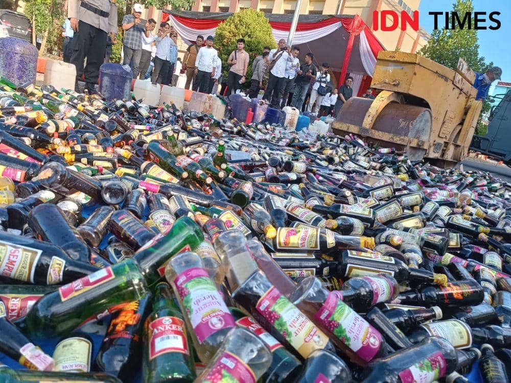 Ditresnarkoba Polda Lampung memusnahkan barang bukti pengungkapan kasus narkotika periode Januari-April 2023 di Lapangan Apel Mapolda Lampung, Senin (17/4/2023). (IDN Times/Tama Yudha Wiguna).