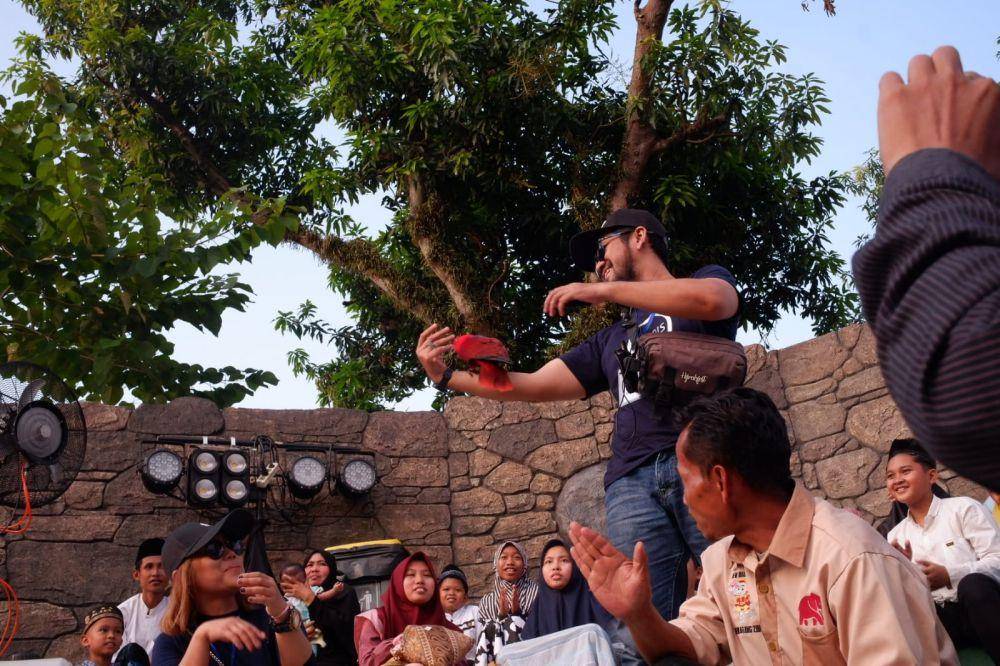 Salah satu penampilan seekor burung yang hinggap di tangan pengunjung di Bonbin Mangkang Semarang. (IDN Times/Dok Ipapis)