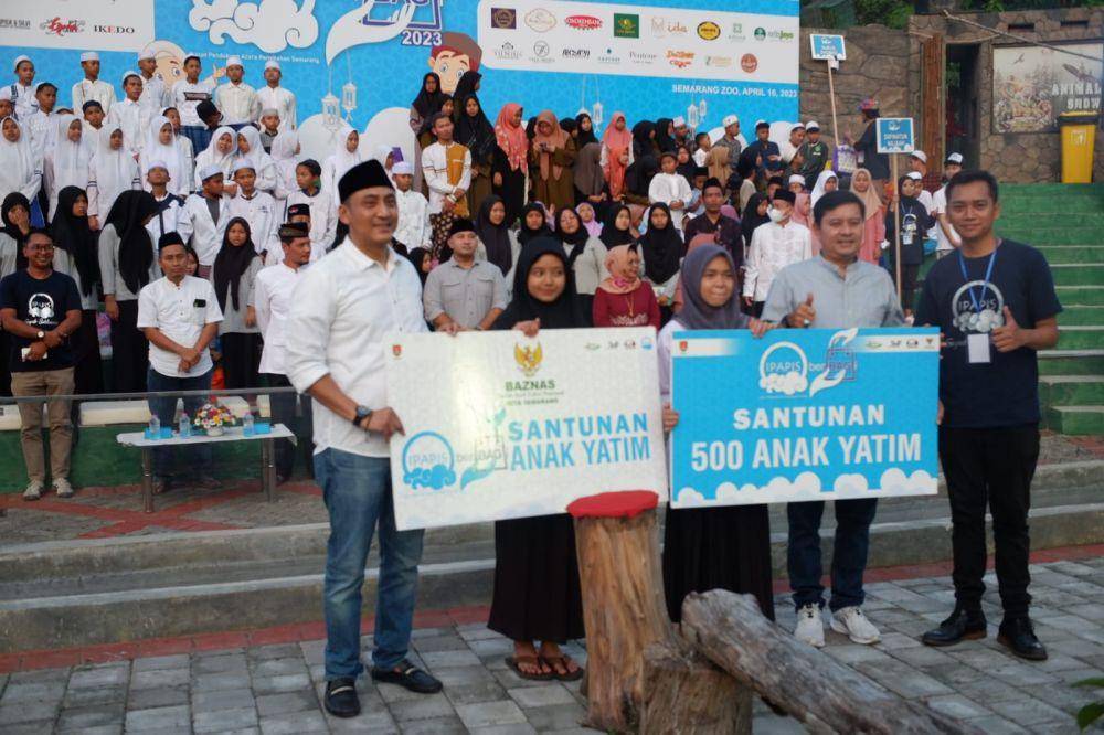 Arnaz Agung Adrarasmara, Ketua Baznas Kota Semarang bersama Ipapis saat menyalurkan santunan bagi anak panti asuhan. (IDN Times/Dok Ipapis)