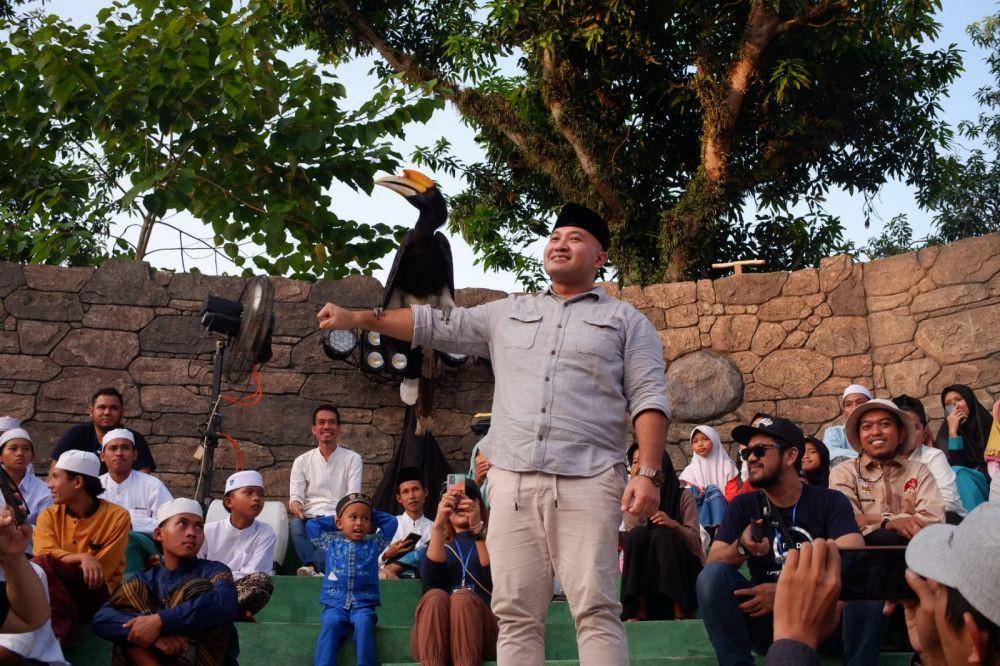 Atraksi rangkong julang emas ditampilkan saat pengurus Ipapis menggelar liburan bareng anak-anak panti asuhan. (IDN Times/Dok Ipapis)