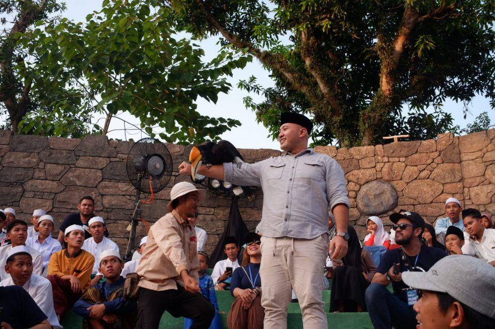 Seekor rangkong julang emas saat diberi makan biji-bijian oleh keeper Bonbin Mangkang Semarang. (IDN Times/Dok Ipapis)