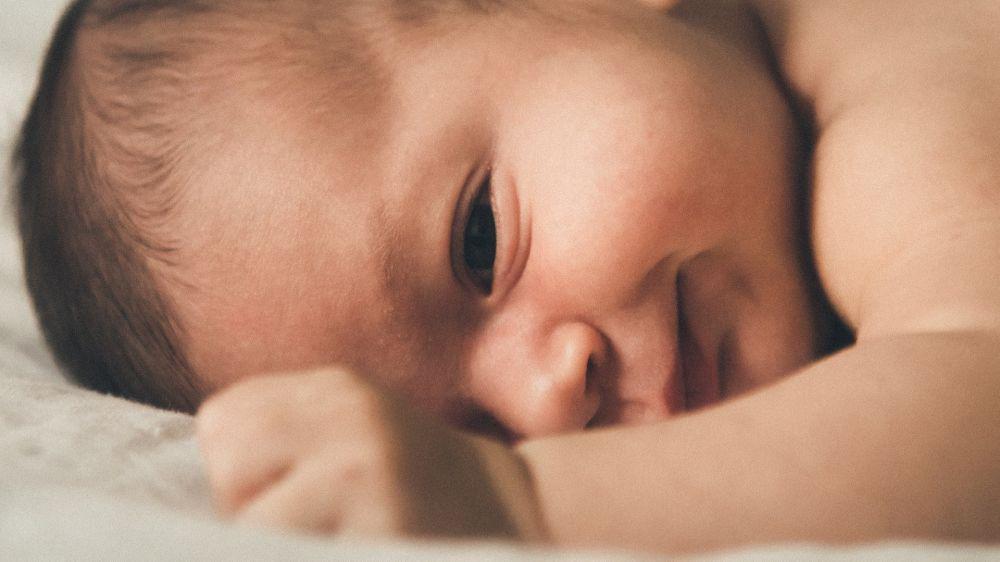 ilustrasi bayi (unsplash.com/Jakob Owens)