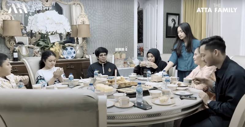 momen Aurel dan Azriel bukber bareng keluarga Krisdayanti (youtube.com/attahalilintar)